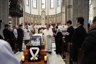Funeral for film star Ahn Sung-ki