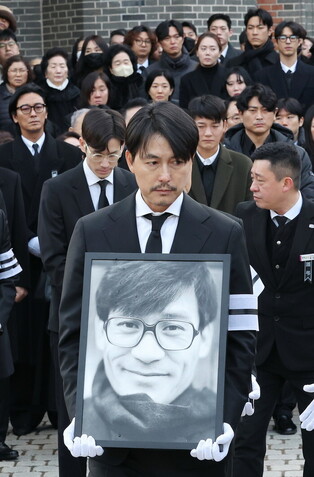 Funeral for film star Ahn Sung-ki