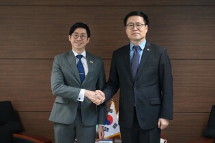 Trade minister meets Singaporean envoy