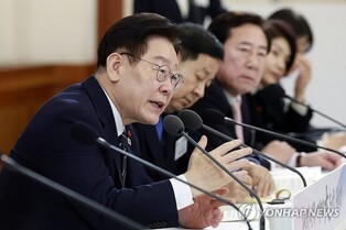 (LEAD) Lee orders prompt probe into alleged drone incursions into N. Korea