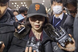 (LEAD) Seoul city councilor returns from U.S. to face probe into alleged bribery