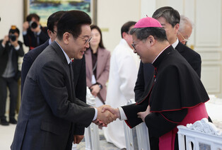 Lee meets religious leaders