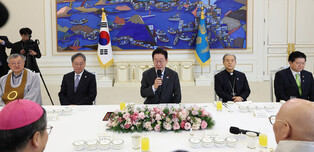 Lee meets religious leaders