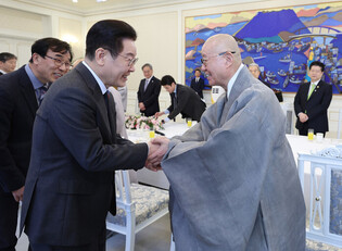 Lee meets religious leaders