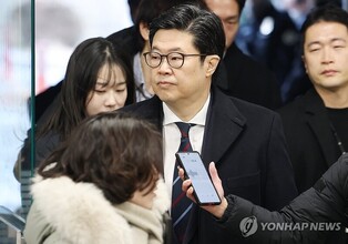 (LEAD) Chairman of MBK appears for arrest warrant hearing over bond sale