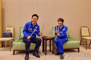 (LEAD) Lee, Takaichi play drum together after summit in Japan's Nara