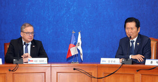 Ruling party's leader meets Czech envoy