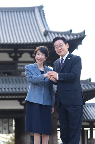 Lee, Takaichi visit Horyu-ji temple
