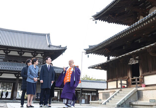 Lee, Takaichi visit Horyu-ji temple