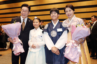 Lee meets S. Korean residents in Japan's Nara