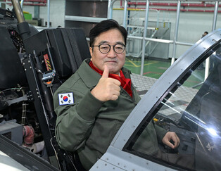 Parliamentary leader visits Air Force unit