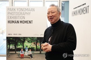 Ex-Doosan Chairman Park Yong-maan makes photography debut after 50 years