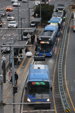 Unionized bus drivers in Seoul end strike