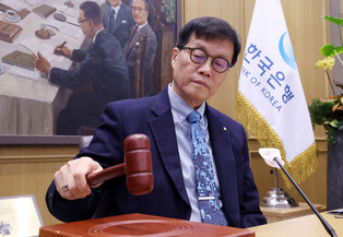 BOK holds key rate steady to defend weak won