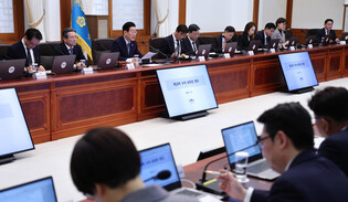 Lee holds meeting with top aides