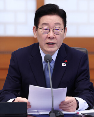 Lee holds meeting with top aides