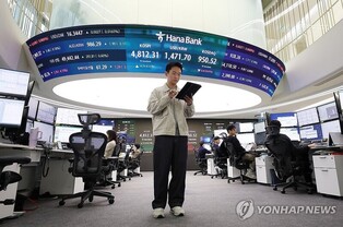 Seoul shares trade well above 4,800 points late Fri. morning on tech rally