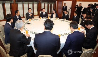 (2nd LD) Lee, political leaders discuss joint efforts to resolve Coupang data leak, other pending issues