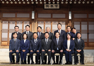 Lee meets political parties' leaders
