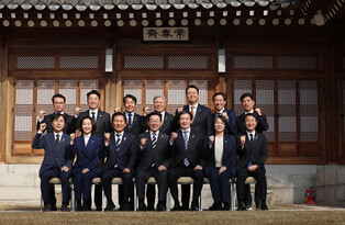 Lee meets political parties' leaders