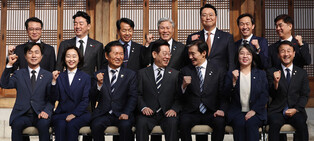 Lee meets political parties' leaders