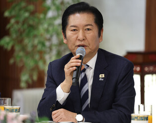 Lee meets political parties' leaders