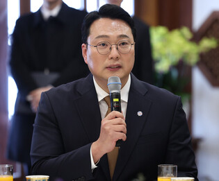 Lee meets political parties' leaders