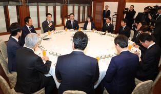 Lee meets political parties' leaders