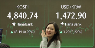 KOSPI tops 4,800-pt plateau