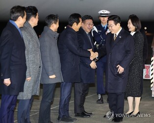 Lee meets with DP leadership to discuss pending issues